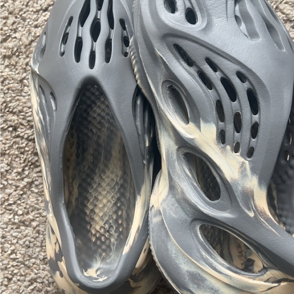ADIDAS YEEZY FOAM RNNR MXT MOON GRAY - Picture 5 of 5